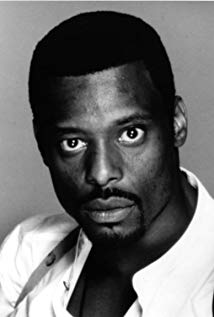 How tall is Eamonn Walker?